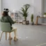 Persona probando una experiencia VR mientras se revisa confort y accesibilidad