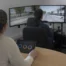 Instructora observando una práctica de conducción simulada con indicadores gráficos en una tableta